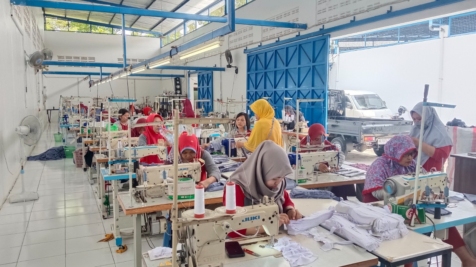 Proses menjahit di CV Mangala Niaga Perkasa