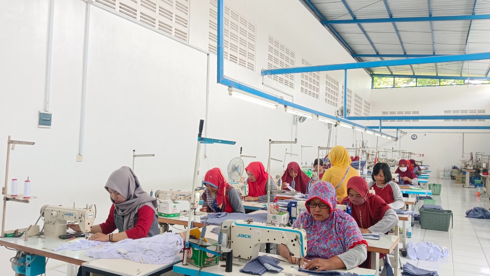 Ruang jahit - tim penjahit bekerja