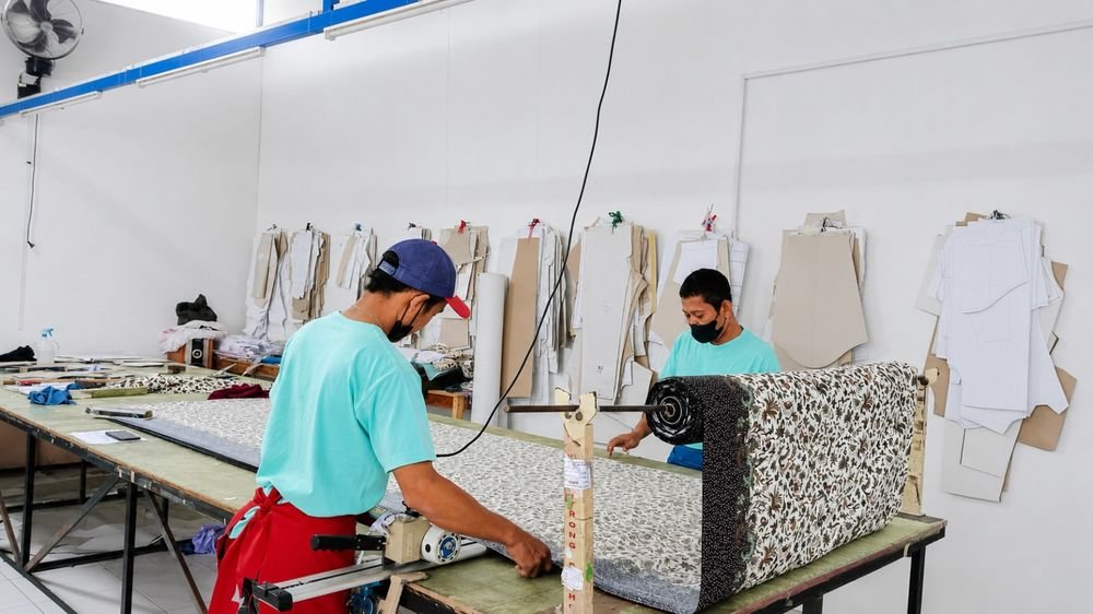 Area produksi - proses pemotongan kain