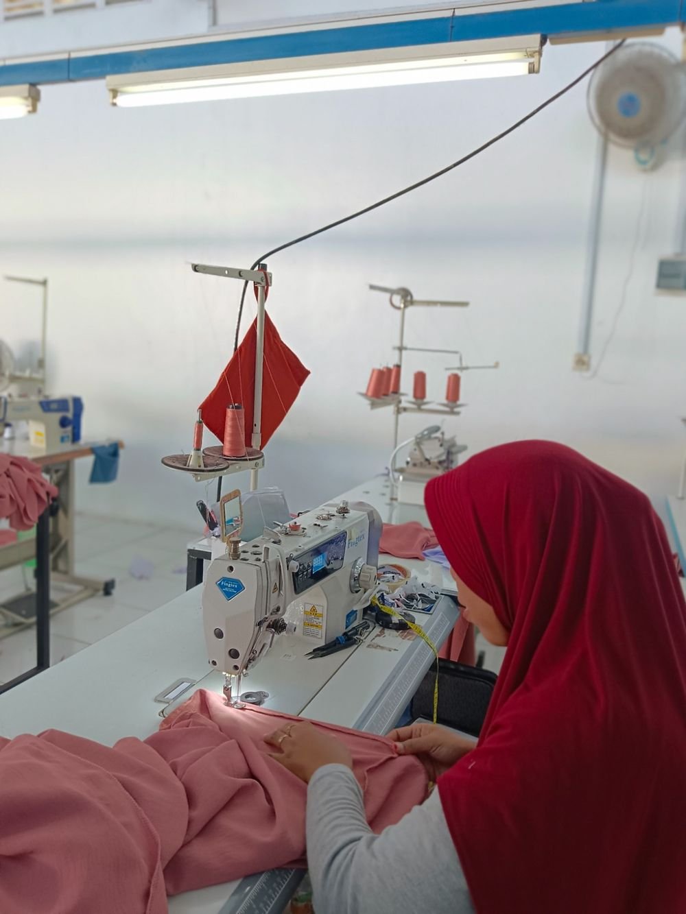 Ruang jahit - tim penjahit bekerja